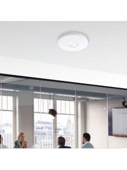 TP-Link EAP610 montado en techo, ideal para redes empresariales con conexión PoE y velocidad de hasta 1800 Mbps.